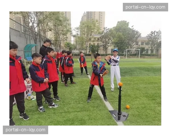 成都青少年软式棒垒球邀请赛设立Teeball组与机器抛球组，适配不同年龄阶段