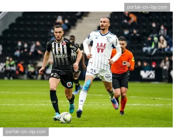 “实时数据：布雷斯特开场20分钟完成6次前场抢断，创造两次绝佳机会”