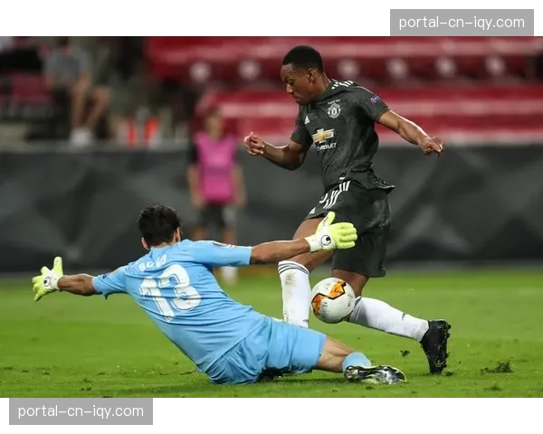 塞维利亚门将布努接受采访，谈门将手抛球发动快速反击的战术价值