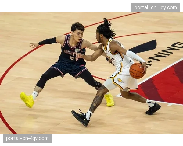 【2026年4月CBA联赛·赛中·聚焦特写：广东vs广厦第三节，周琦利用定位球掩护完成空中接力